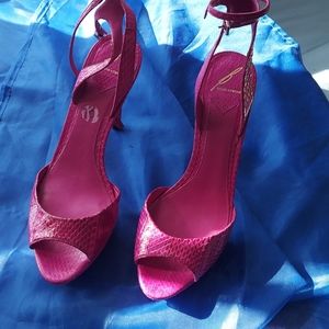 COPY - Pink platform heeled shoe